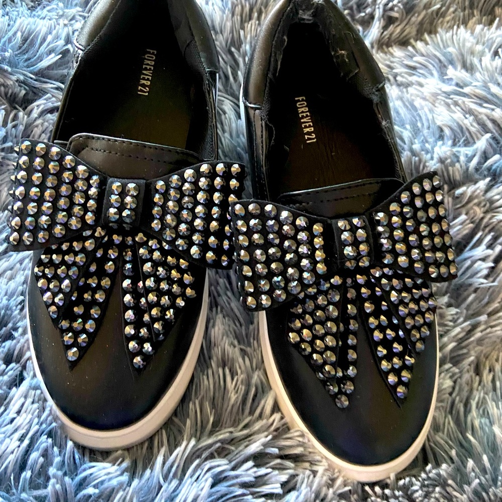 Fun trendy slide ons with glitter bow